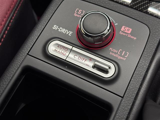 【Ｃ．ＤＩＦＦ】遊星ギア、電磁クラッチ、機械式ＬＳＤを組み合わせたセンターデフの作動を、ドライバーがＡＵＴＯ／ＭＡＮＵＡＬの２モードでコントロールできる装備。トルク配分は４１：５９です。