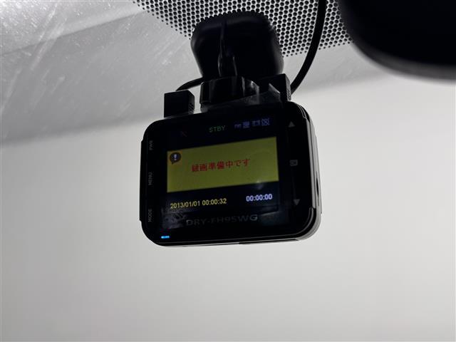 【ドライブレコーダー】映像・音声などを記録する車載装置です。もしもの事故の際の記録はもちろん、旅行の際の思い出としてドライブの映像を楽しむことも。走行会の車載映像もこれで撮れちゃいますね！