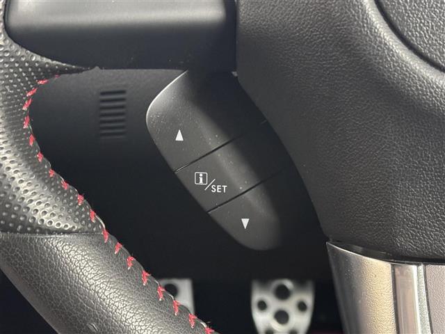 【ステアリングスイッチ】メーター中央部ディスプレイの操作を行うスイッチです。