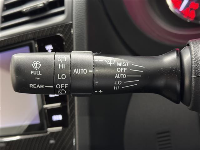 【雨滴感知式ワイパー】フロントガラスに設置されたセンサーが検知した雨滴量に応じて、ワイパーのインターバルを自動で調整。