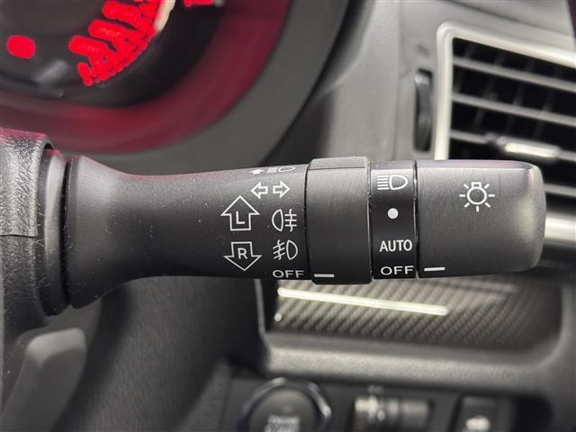 【オートライト】夜間のライト点け忘れ防止に！昼間のトンネル通過でも、ライトの点灯・消灯をサポートします。