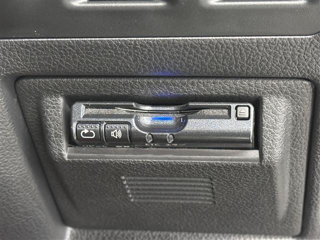 【ビルトインＥＴＣ】車載器がビルトインで装備されています。有料道路の乗り降り時に停車することなくスマートに乗り入れが可能になったり、割引を受けることができる嬉しい装備です。