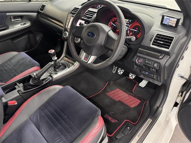 店舗にて現車の確認もいただけますので、お電話で在庫のご確認の上是非ご来店くださいませ。