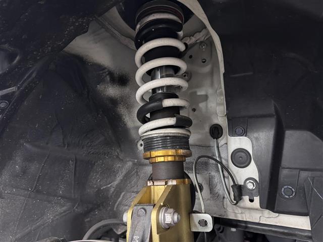 【ＨＫＳ・マックスＩＶ　ＳＰ】国産チューニングパーツメーカー・ＨＫＳの車高調をセレクト。ピロアッパーマウント採用で的確かつ鋭いハンドリングが得られ、ワインディングを気持ちよく走れるスポーツモデルです。