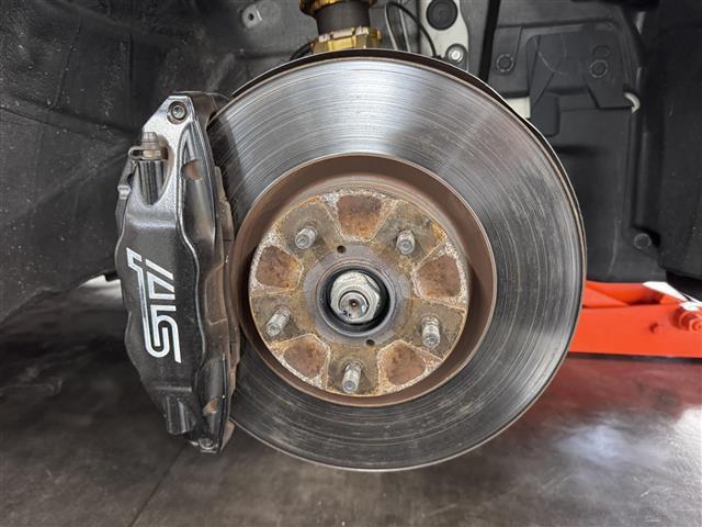【Ｂｒｅｍｂｏ製ブレーキキャリパー】先代のＧＲＢ型インプレッサＷＲＸでも好評だったといわれるフロント６ｐｏｔ、リヤ４ｐｏｔのブレンボ製モノブロックブレーキキャリパーを採用。
