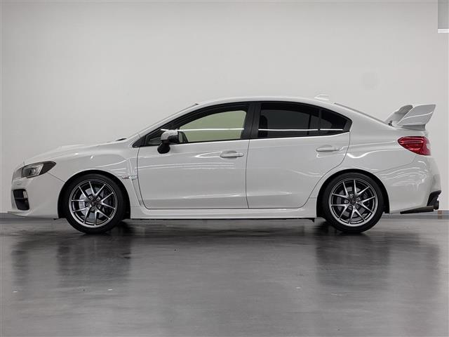 店舗にて現車の確認もいただけますので、お電話で在庫のご確認の上是非ご来店くださいませ。