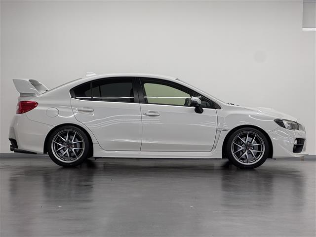 店舗にて現車の確認もいただけますので、お電話で在庫のご確認の上是非ご来店くださいませ。