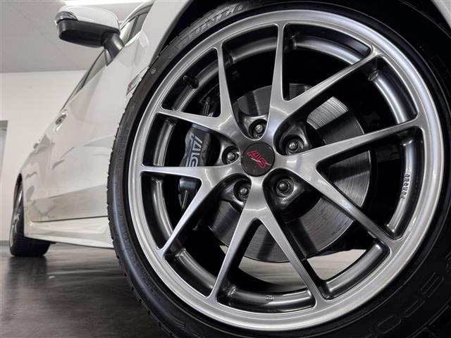 【ＢＢＳ製１８インチ鍛造アルミホイール】鍛造ホイールメーカーのブランドとして広く知られるＢＢＳの鍛造アルミホイールを純正部品として採用。