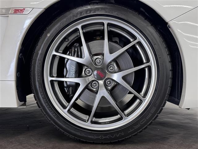 【ＢＢＳ製１８インチ鍛造アルミホイール】鍛造ホイールメーカーのブランドとして広く知られるＢＢＳの鍛造アルミホイールを純正部品として採用。