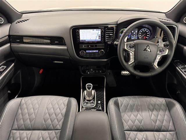 アウトランダーPHEV Gプレミアムパッケージ 本革シート/7インチナビ/マルチアラウンドモニター/ドラレコ/ETC2.0/急速充電機能/ブラインドスポットモニター/衝突被害軽減/レーダークルコン/パワーバックドア/前席シートヒーター/ルーフレール(2枚目)