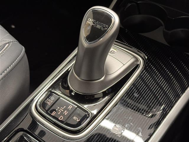 アウトランダーPHEV Gプレミアムパッケージ 本革シート/7インチナビ/マルチアラウンドモニター/ドラレコ/ETC2.0/急速充電機能/ブラインドスポットモニター/衝突被害軽減/レーダークルコン/パワーバックドア/前席シートヒーター/ルーフレール(7枚目)