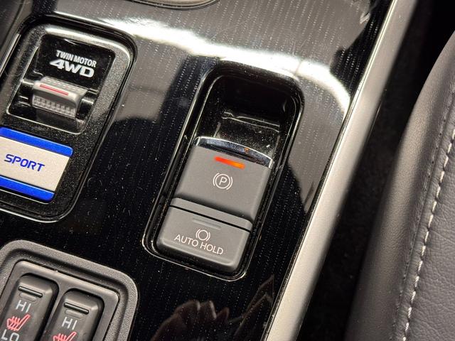 アウトランダーPHEV Gプレミアムパッケージ 本革シート/7インチナビ/マルチアラウンドモニター/ドラレコ/ETC2.0/急速充電機能/ブラインドスポットモニター/衝突被害軽減/レーダークルコン/パワーバックドア/前席シートヒーター/ルーフレール(8枚目)