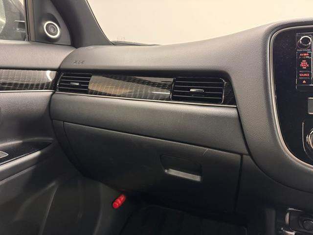 アウトランダーPHEV Gプレミアムパッケージ 本革シート/7インチナビ/マルチアラウンドモニター/ドラレコ/ETC2.0/急速充電機能/ブラインドスポットモニター/衝突被害軽減/レーダークルコン/パワーバックドア/前席シートヒーター/ルーフレール(11枚目)