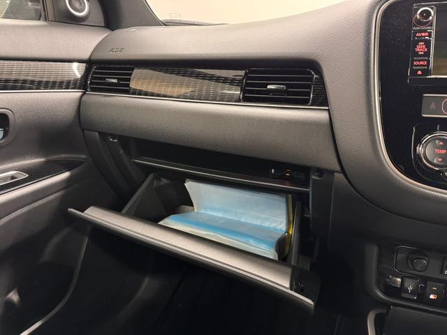 アウトランダーPHEV Gプレミアムパッケージ 本革シート/7インチナビ/マルチアラウンドモニター/ドラレコ/ETC2.0/急速充電機能/ブラインドスポットモニター/衝突被害軽減/レーダークルコン/パワーバックドア/前席シートヒーター/ルーフレール(12枚目)