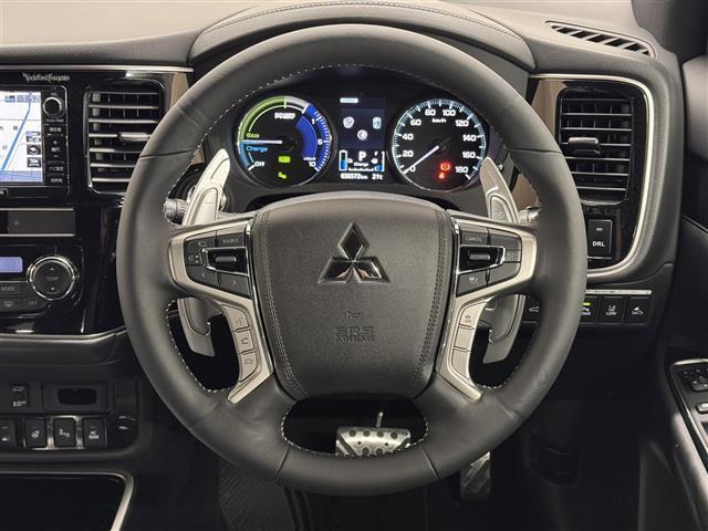 アウトランダーPHEV Gプレミアムパッケージ 本革シート/7インチナビ/マルチアラウンドモニター/ドラレコ/ETC2.0/急速充電機能/ブラインドスポットモニター/衝突被害軽減/レーダークルコン/パワーバックドア/前席シートヒーター/ルーフレール(14枚目)