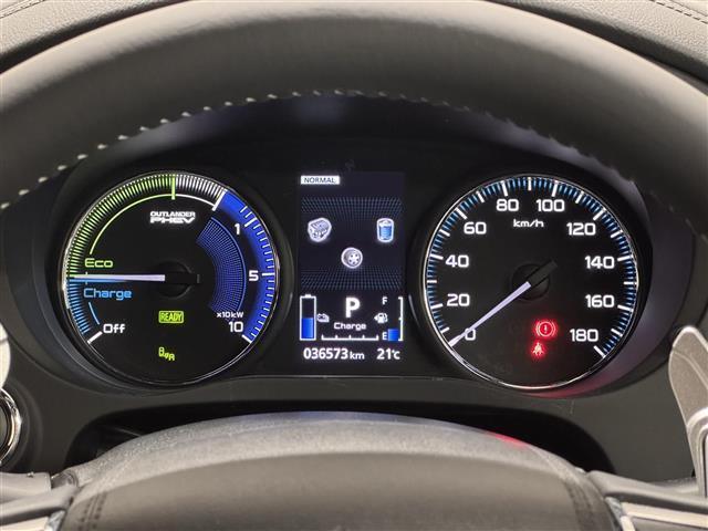 アウトランダーPHEV Gプレミアムパッケージ 本革シート/7インチナビ/マルチアラウンドモニター/ドラレコ/ETC2.0/急速充電機能/ブラインドスポットモニター/衝突被害軽減/レーダークルコン/パワーバックドア/前席シートヒーター/ルーフレール(15枚目)