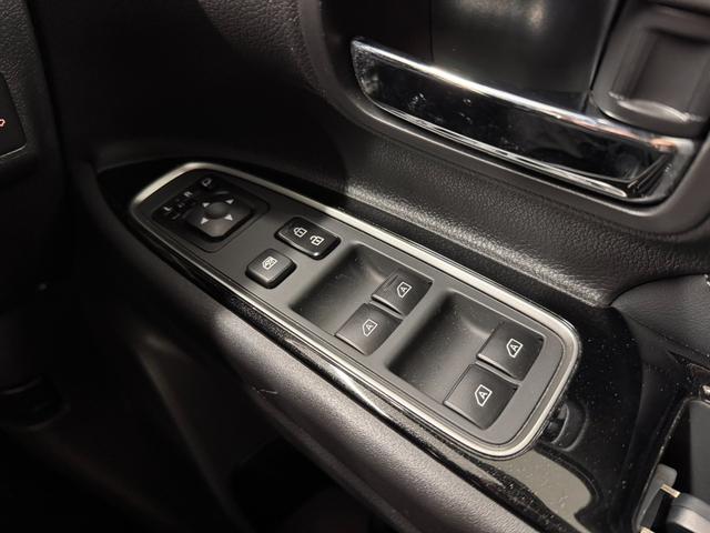 アウトランダーPHEV Gプレミアムパッケージ 本革シート/7インチナビ/マルチアラウンドモニター/ドラレコ/ETC2.0/急速充電機能/ブラインドスポットモニター/衝突被害軽減/レーダークルコン/パワーバックドア/前席シートヒーター/ルーフレール(31枚目)