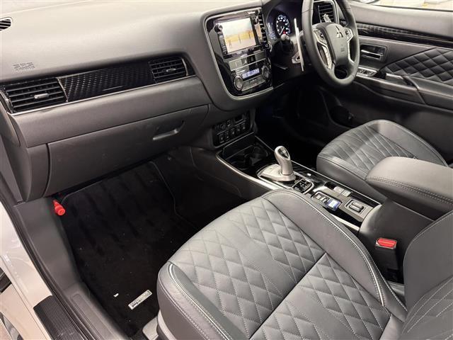 アウトランダーPHEV Gプレミアムパッケージ 本革シート/7インチナビ/マルチアラウンドモニター/ドラレコ/ETC2.0/急速充電機能/ブラインドスポットモニター/衝突被害軽減/レーダークルコン/パワーバックドア/前席シートヒーター/ルーフレール(41枚目)
