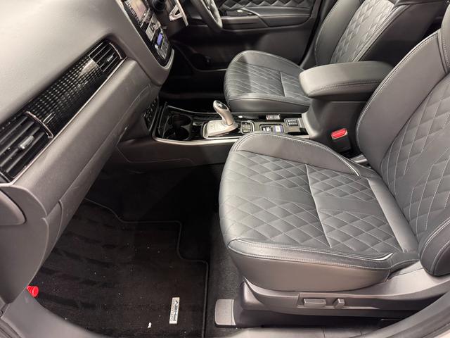 アウトランダーPHEV Gプレミアムパッケージ 本革シート/7インチナビ/マルチアラウンドモニター/ドラレコ/ETC2.0/急速充電機能/ブラインドスポットモニター/衝突被害軽減/レーダークルコン/パワーバックドア/前席シートヒーター/ルーフレール(42枚目)