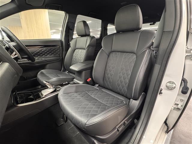アウトランダーPHEV Gプレミアムパッケージ 本革シート/7インチナビ/マルチアラウンドモニター/ドラレコ/ETC2.0/急速充電機能/ブラインドスポットモニター/衝突被害軽減/レーダークルコン/パワーバックドア/前席シートヒーター/ルーフレール(43枚目)