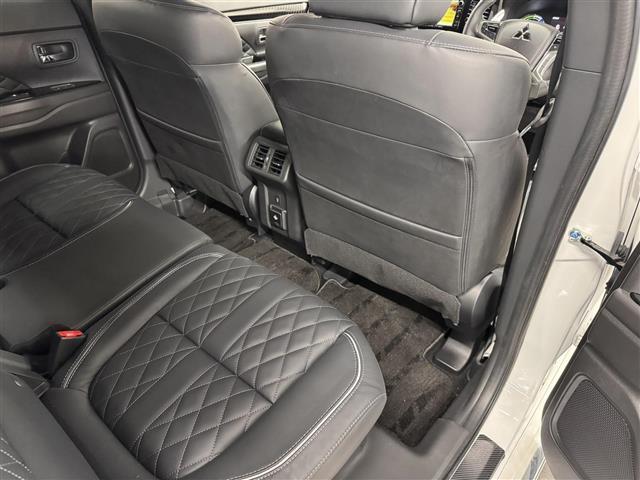 アウトランダーPHEV Gプレミアムパッケージ 本革シート/7インチナビ/マルチアラウンドモニター/ドラレコ/ETC2.0/急速充電機能/ブラインドスポットモニター/衝突被害軽減/レーダークルコン/パワーバックドア/前席シートヒーター/ルーフレール(46枚目)