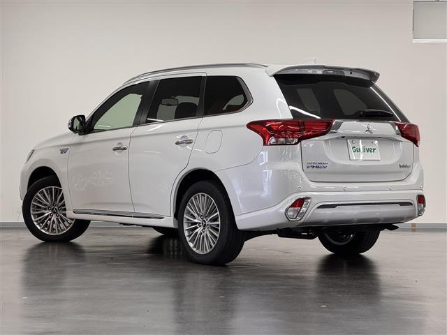 アウトランダーPHEV Gプレミアムパッケージ 本革シート/7インチナビ/マルチアラウンドモニター/ドラレコ/ETC2.0/急速充電機能/ブラインドスポットモニター/衝突被害軽減/レーダークルコン/パワーバックドア/前席シートヒーター/ルーフレール(57枚目)