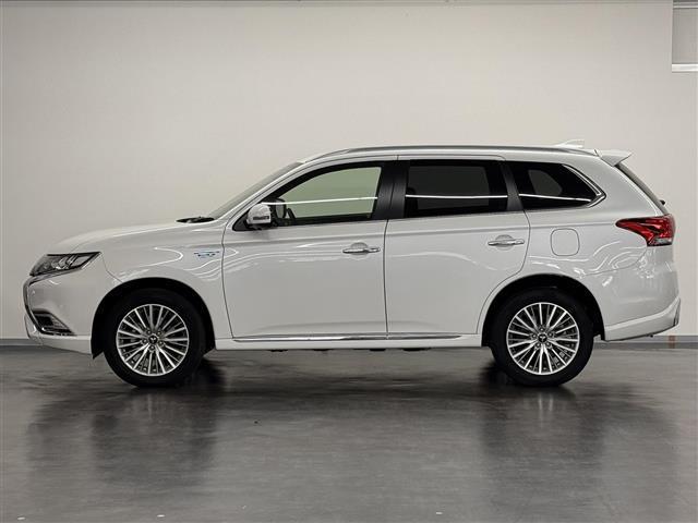 アウトランダーPHEV Gプレミアムパッケージ 本革シート/7インチナビ/マルチアラウンドモニター/ドラレコ/ETC2.0/急速充電機能/ブラインドスポットモニター/衝突被害軽減/レーダークルコン/パワーバックドア/前席シートヒーター/ルーフレール(58枚目)
