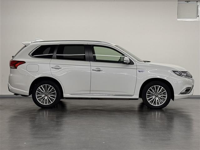 アウトランダーPHEV Gプレミアムパッケージ 本革シート/7インチナビ/マルチアラウンドモニター/ドラレコ/ETC2.0/急速充電機能/ブラインドスポットモニター/衝突被害軽減/レーダークルコン/パワーバックドア/前席シートヒーター/ルーフレール(60枚目)