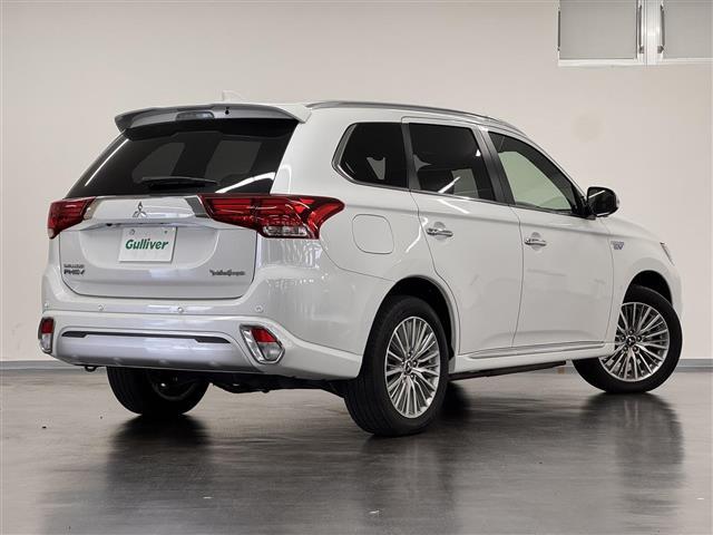 アウトランダーPHEV Gプレミアムパッケージ 本革シート/7インチナビ/マルチアラウンドモニター/ドラレコ/ETC2.0/急速充電機能/ブラインドスポットモニター/衝突被害軽減/レーダークルコン/パワーバックドア/前席シートヒーター/ルーフレール(61枚目)