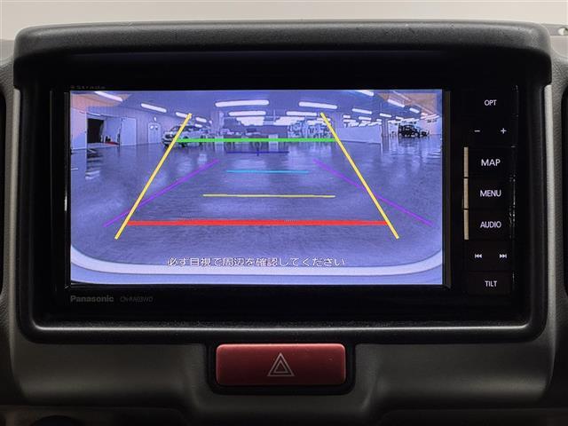【バックカメラ】駐車時に後方がリアルタイム映像で確認できます。大型商業施設や立体駐車場での駐車時や、夜間のバック時に大活躍！運転スキルに関わらず、今や必須となった装備のひとつです！