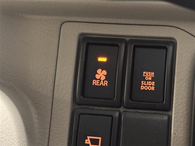 【シフトレバー】普段からよく触れるところなので肝心です。握りやすくて直感的な操作が可能なシンプルなシフトレバーになってます。