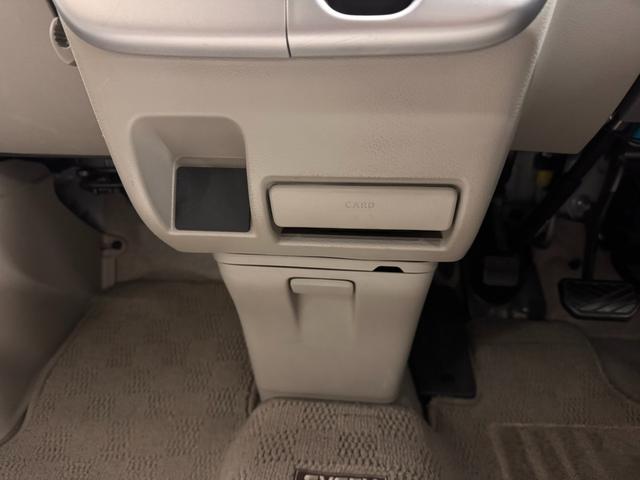 【メーターまわり】ドライバーから見やすい位置にあって安全運転に寄与します。メーターも見やすくてシンプルなデザインになっております。