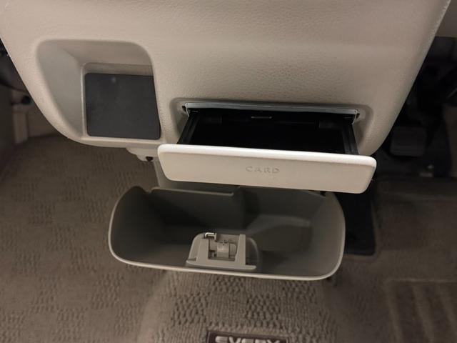 【ステアリングスイッチ】ナビやオーディオなどの操作の際、ハンドルや前方から手や目線を離さないで操作が可能。