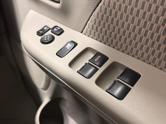 【レーダーブレーキサポート】フロントガラスに設置されたレーダーで先行車両や障害物を認識。システムが衝突する可能性があると判断した際に自動でブレーキが作動し、衝突した時の被害を軽減します。