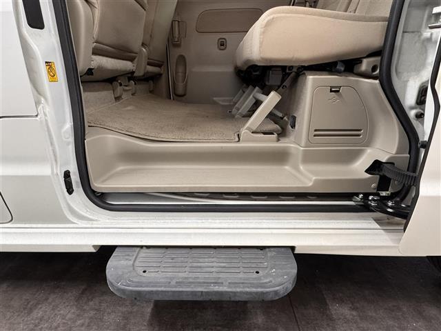 店舗にて現車の確認もいただけますので、お電話で在庫のご確認の上是非ご来店くださいませ。