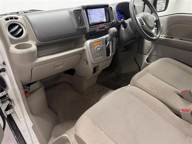 店舗にて現車の確認もいただけますので、お電話で在庫のご確認の上是非ご来店くださいませ。