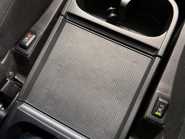 デリカD:5 P アルパイン後席モニター&11インチナビ/マルチアラウンドモニター/両側オートスライドドア/後側方車両検知警報/衝突被害軽減ブレーキ/パワーバックドア/パワーシート/シートヒーター/ステアリングヒーター(11枚目)