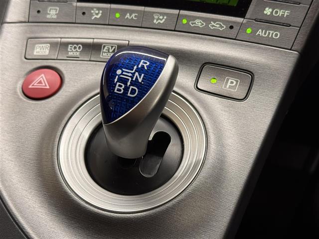 プリウス S 7インチナビ/バックカメラ/フルセグTV/ドライブレコーダー/ビルトインETC/オートライト/HIDヘッドライト/車両接近通報装置/ステアリングスイッチ/オートエアコン/プッシュスタート/スマートキー(8枚目)