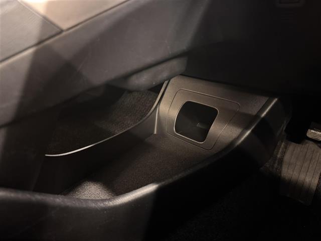 プリウス S 7インチナビ/バックカメラ/フルセグTV/ドライブレコーダー/ビルトインETC/オートライト/HIDヘッドライト/車両接近通報装置/ステアリングスイッチ/オートエアコン/プッシュスタート/スマートキー(10枚目)