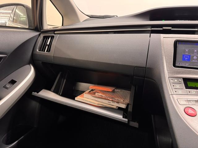 プリウス S 7インチナビ/バックカメラ/フルセグTV/ドライブレコーダー/ビルトインETC/オートライト/HIDヘッドライト/車両接近通報装置/ステアリングスイッチ/オートエアコン/プッシュスタート/スマートキー(12枚目)