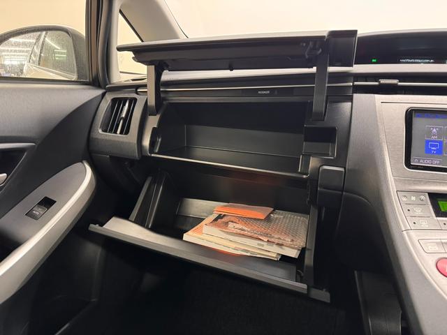 プリウス S 7インチナビ/バックカメラ/フルセグTV/ドライブレコーダー/ビルトインETC/オートライト/HIDヘッドライト/車両接近通報装置/ステアリングスイッチ/オートエアコン/プッシュスタート/スマートキー(13枚目)