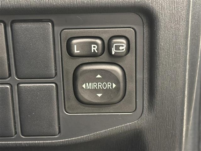 プリウス S 7インチナビ/バックカメラ/フルセグTV/ドライブレコーダー/ビルトインETC/オートライト/HIDヘッドライト/車両接近通報装置/ステアリングスイッチ/オートエアコン/プッシュスタート/スマートキー(24枚目)