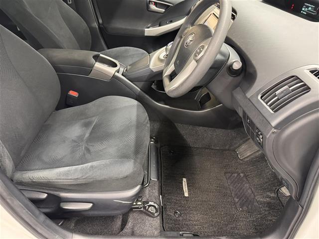 プリウス S 7インチナビ/バックカメラ/フルセグTV/ドライブレコーダー/ビルトインETC/オートライト/HIDヘッドライト/車両接近通報装置/ステアリングスイッチ/オートエアコン/プッシュスタート/スマートキー(29枚目)