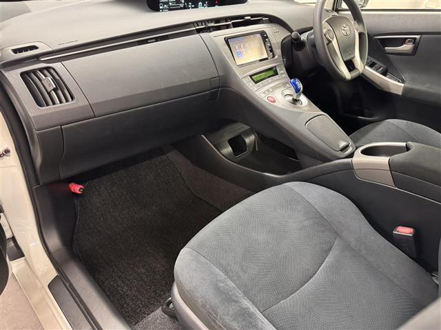 プリウス S 7インチナビ/バックカメラ/フルセグTV/ドライブレコーダー/ビルトインETC/オートライト/HIDヘッドライト/車両接近通報装置/ステアリングスイッチ/オートエアコン/プッシュスタート/スマートキー(31枚目)