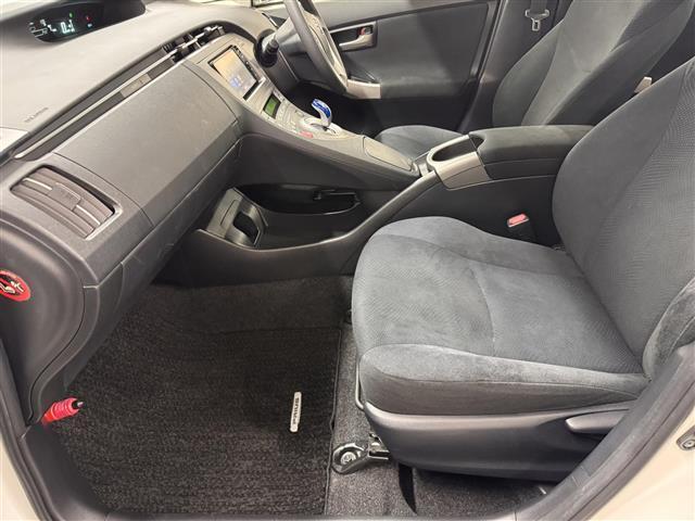 プリウス S 7インチナビ/バックカメラ/フルセグTV/ドライブレコーダー/ビルトインETC/オートライト/HIDヘッドライト/車両接近通報装置/ステアリングスイッチ/オートエアコン/プッシュスタート/スマートキー(32枚目)