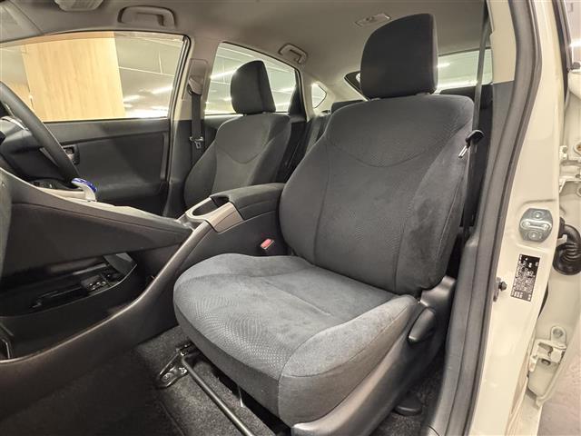 プリウス S 7インチナビ/バックカメラ/フルセグTV/ドライブレコーダー/ビルトインETC/オートライト/HIDヘッドライト/車両接近通報装置/ステアリングスイッチ/オートエアコン/プッシュスタート/スマートキー(33枚目)