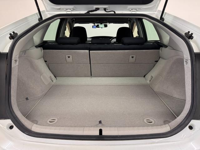 プリウス S 7インチナビ/バックカメラ/フルセグTV/ドライブレコーダー/ビルトインETC/オートライト/HIDヘッドライト/車両接近通報装置/ステアリングスイッチ/オートエアコン/プッシュスタート/スマートキー(41枚目)