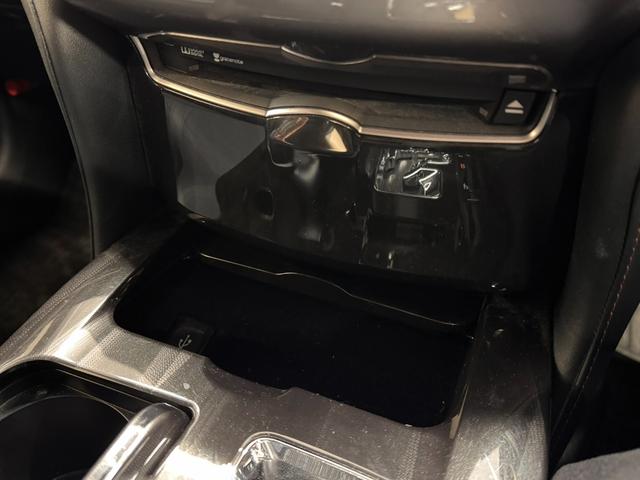 クラウンハイブリッド アスリートＳ　寒冷地仕様／８インチナビ／バックカメラ／ドライブレコーダー／ＥＴＣ／クルーズコントロール／パワーシート／シートヒーター／ステアリングヒーター／オートライト／ＨＩＤヘッドライト／社外１９ＡＷ／Ｐスタート（12枚目）