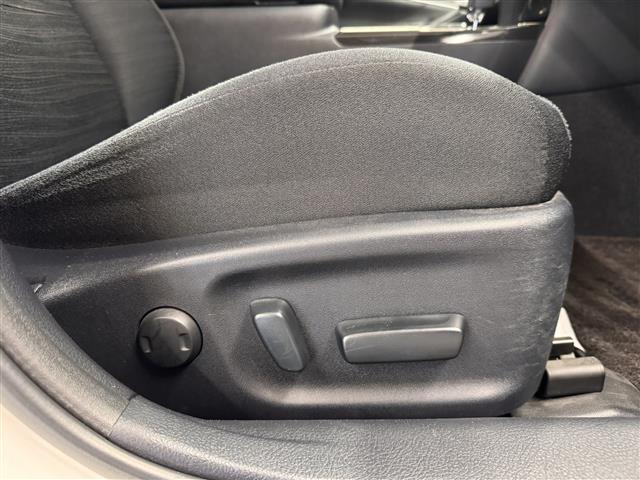 クラウンハイブリッド アスリートＳ　寒冷地仕様／８インチナビ／バックカメラ／ドライブレコーダー／ＥＴＣ／クルーズコントロール／パワーシート／シートヒーター／ステアリングヒーター／オートライト／ＨＩＤヘッドライト／社外１９ＡＷ／Ｐスタート（31枚目）