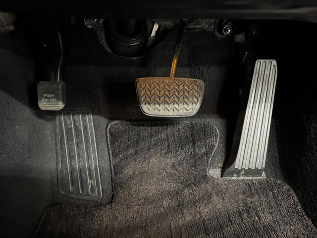 クラウンハイブリッド アスリートS 純正8インチマルチナビ/バックカメラ/ビルトインETC/クルーズコントロール/パワーシート/シートヒーター/ステアリングヒーター/オートライト/HIDヘッドライト/デュアルオートエアコン/スマートキー(28枚目)